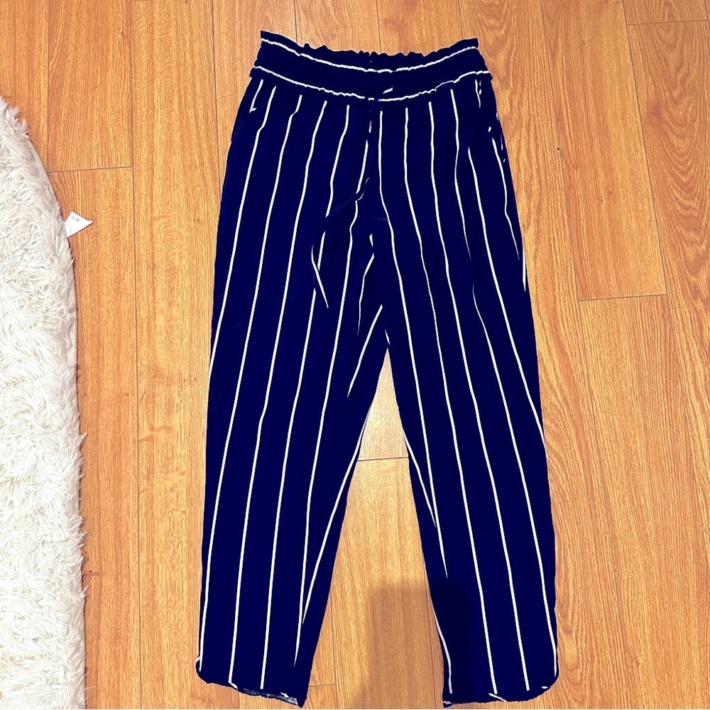 Zara navy blue white stripes 3/4 pants worn in great condition size S